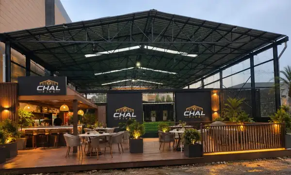La terrasse de CHAL Five en début de soirée.
